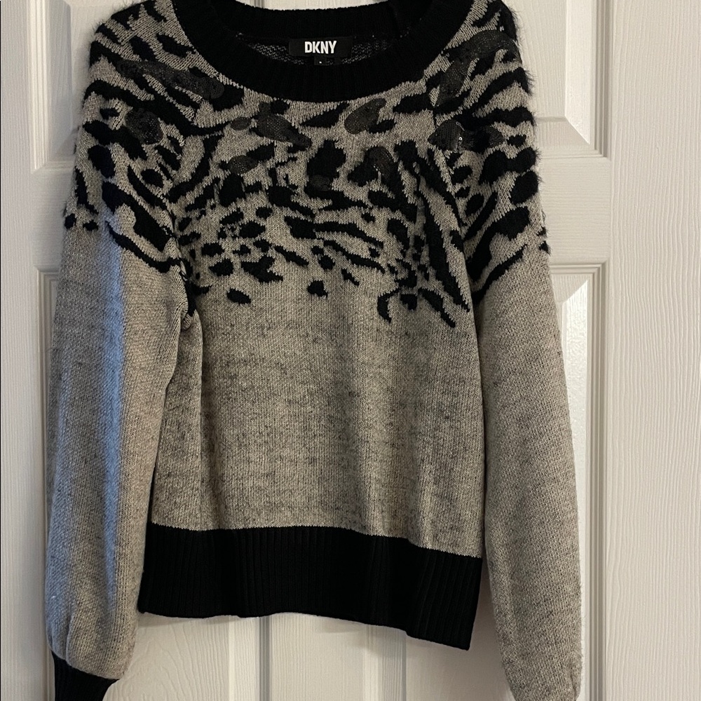 DKNY Women's Sweater in Black and Gray Pattern